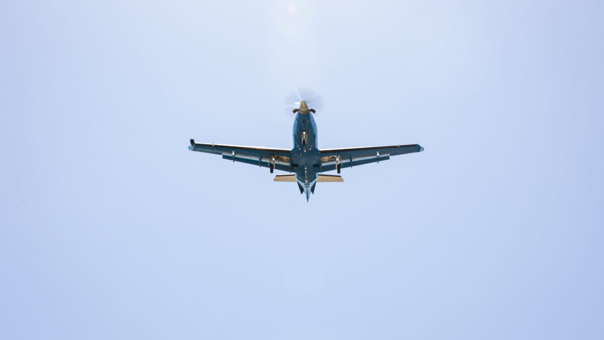 Pilatus PC-12 Landing from below